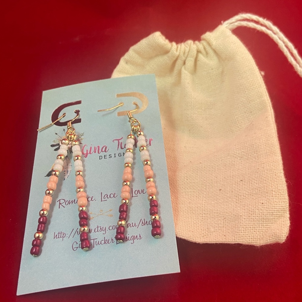 Self care gift box 🎁 scrub, SkinnyDip London Rhinestone bag, & pamper box - Picture 10 of 11